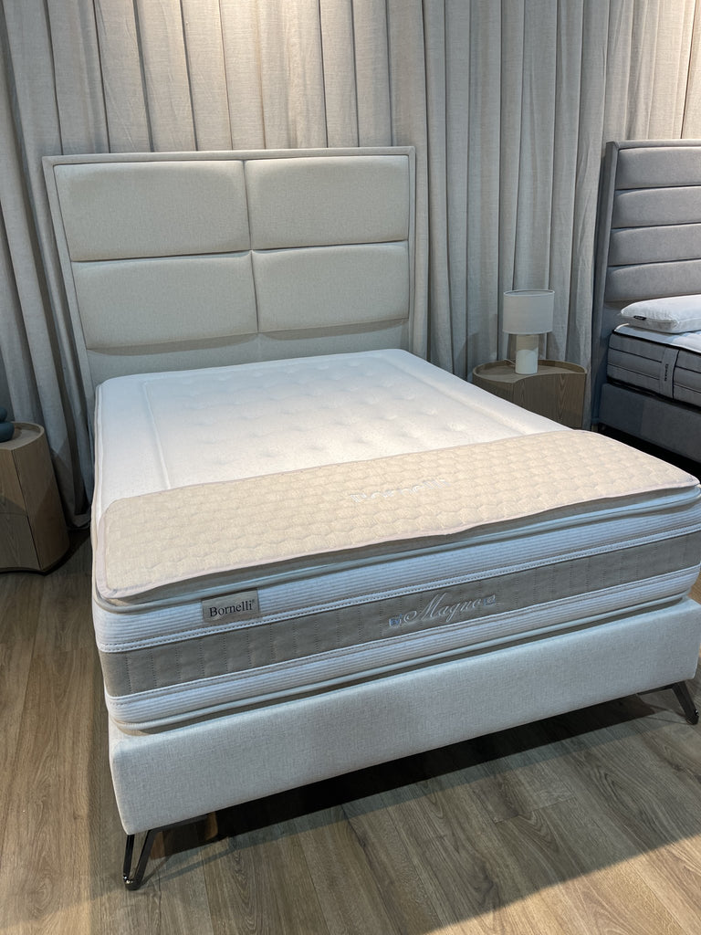 Colchón Bornelli Magno montado sobre una cama, foto real en exposición