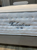 Detalle del tejido y el bordado del colchón Bornelli Valentino, foto real