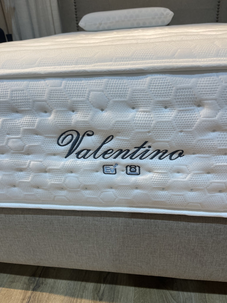 Detalle del tejido y el bordado del colchón Bornelli Valentino, foto real