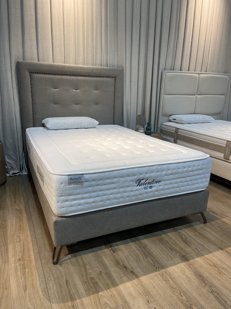 Colchón Bornelli Valentino montado sobre una cama, foto real en exposición