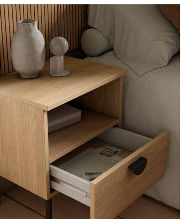 Mesita de noche Kyoto con cajón y patas de metal