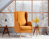 Sillón nórdico Mundo mostaza junto a un ventanal