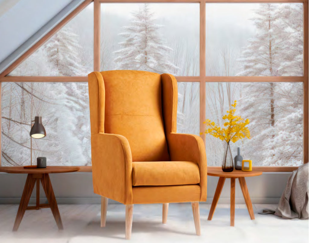 Sillón nórdico Mundo mostaza junto a un ventanal
