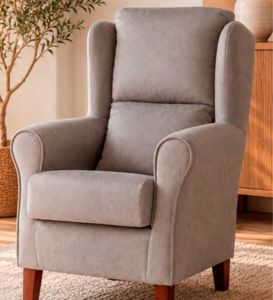 Sillón orejero Jándula gris en un salón