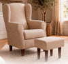 Sillón orejero Low Cost beige con puff a juego en un salón